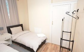 Cheerful 4 bedroom House in greater London